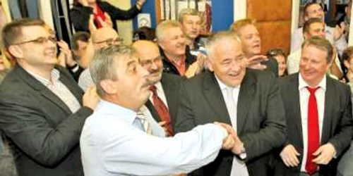 Horea Uioreanu (stânga) şi Marius Nicoară s-au bucurat de victorie pentru o noapte