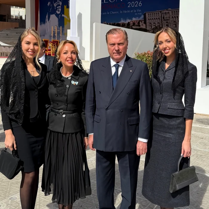 Prințesa Maria Carolina și Prințesa Maria Chiara de Bourbon Două Sicilii și părinții lor   Palatul Princiar jpg