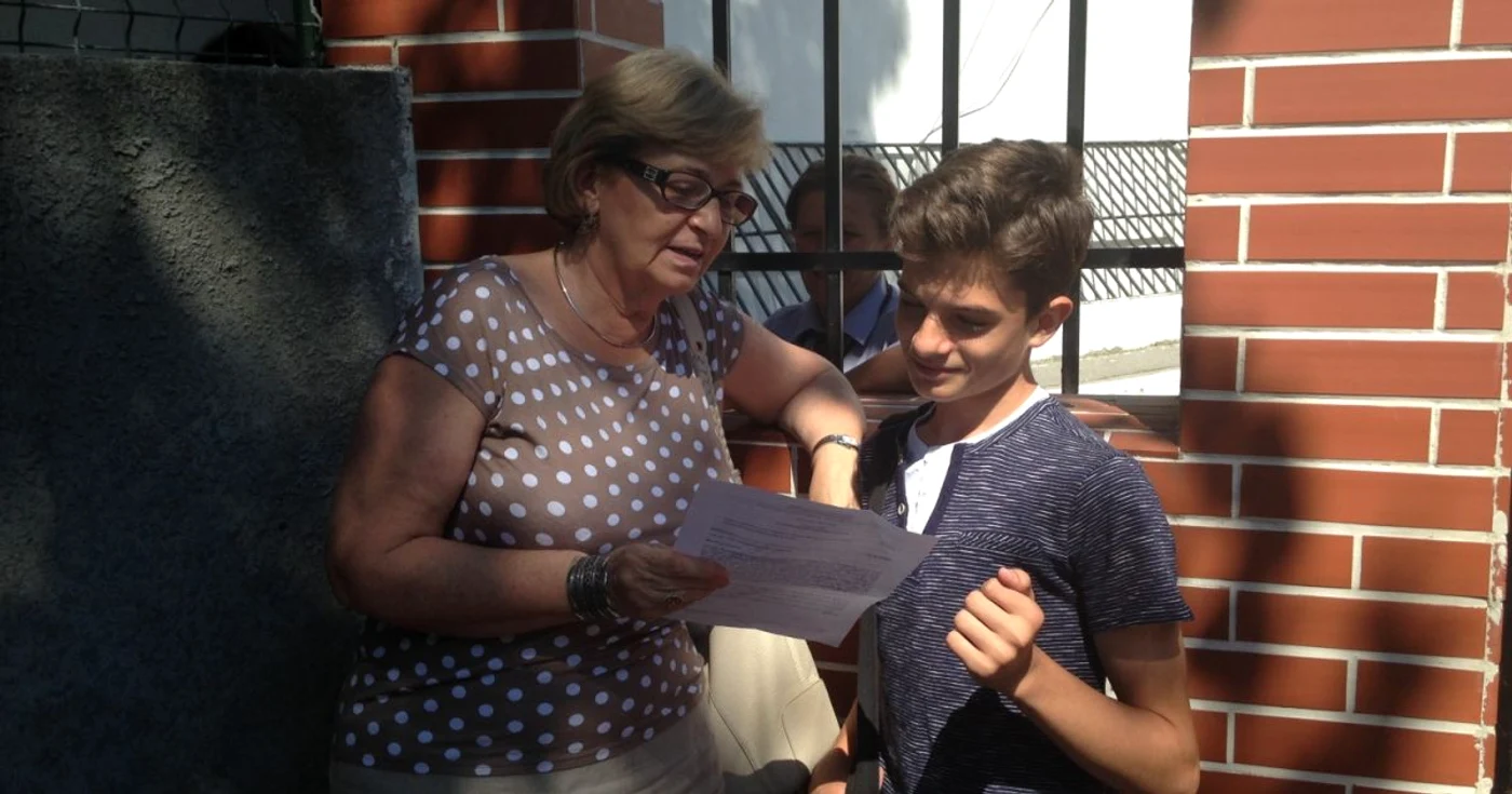 În faţa Colegiului Goethe, profesoara de germană Corina Florescu rezolvă subiectele de la proba de limba maternă, împreună cu un elev FOTO Adevărul