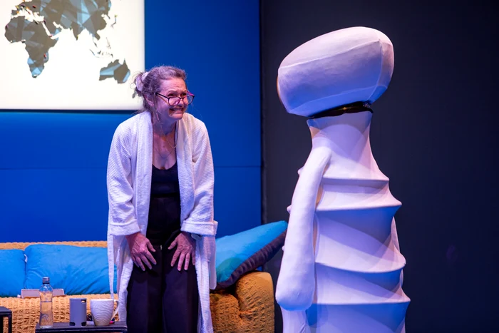 Spectacolul este despre părinți, copii și roboți. SURSA Teatrul „G. Ciprian”