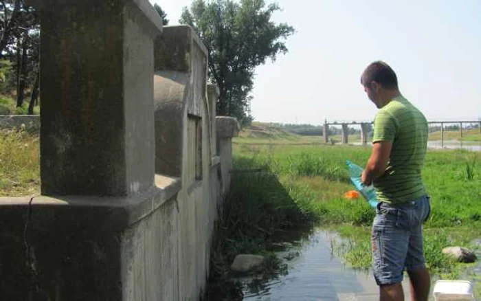 Izvorul de langa podul de peste rârul Vedea are nitraţi