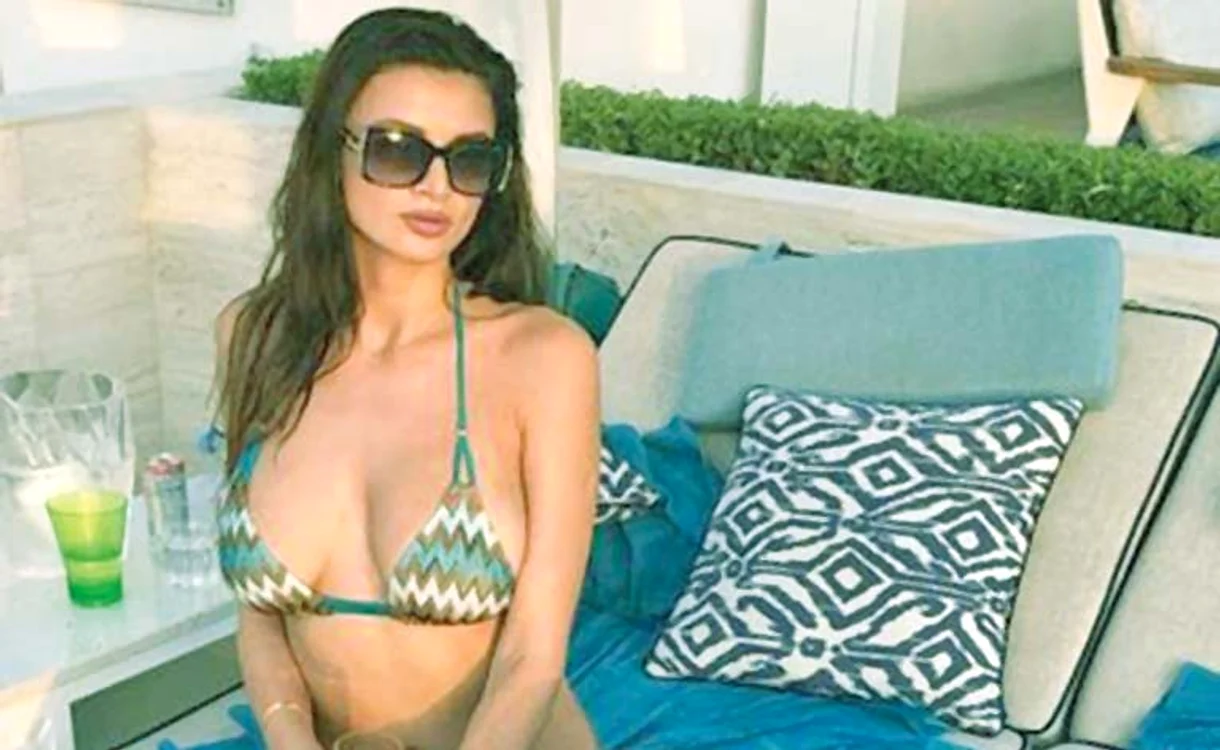 
    Ramona Gabor huzureşte la plajă, în Dubai  