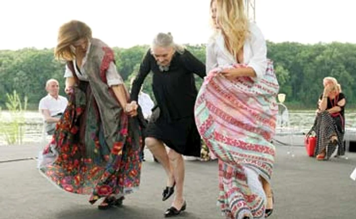 Ieri, la Vila 23 din Snagov, Zina Dumitrescu a dansat pe rupte, alături de Dana Săvuică (dreapta)Foto: David Muntean