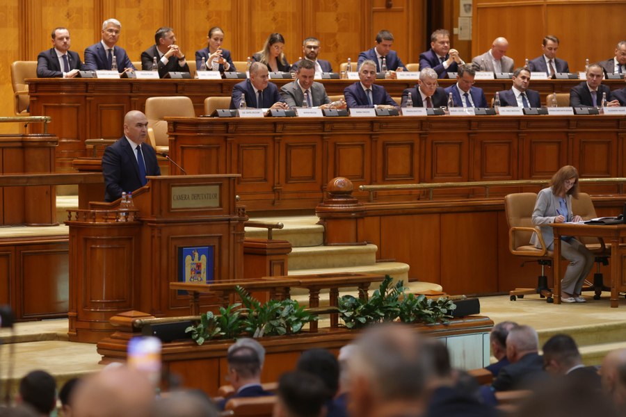 Prima decizie de austeritate: sporul pentru bugetari care scade drastic. Angajații Guvernului se opun plafonării
