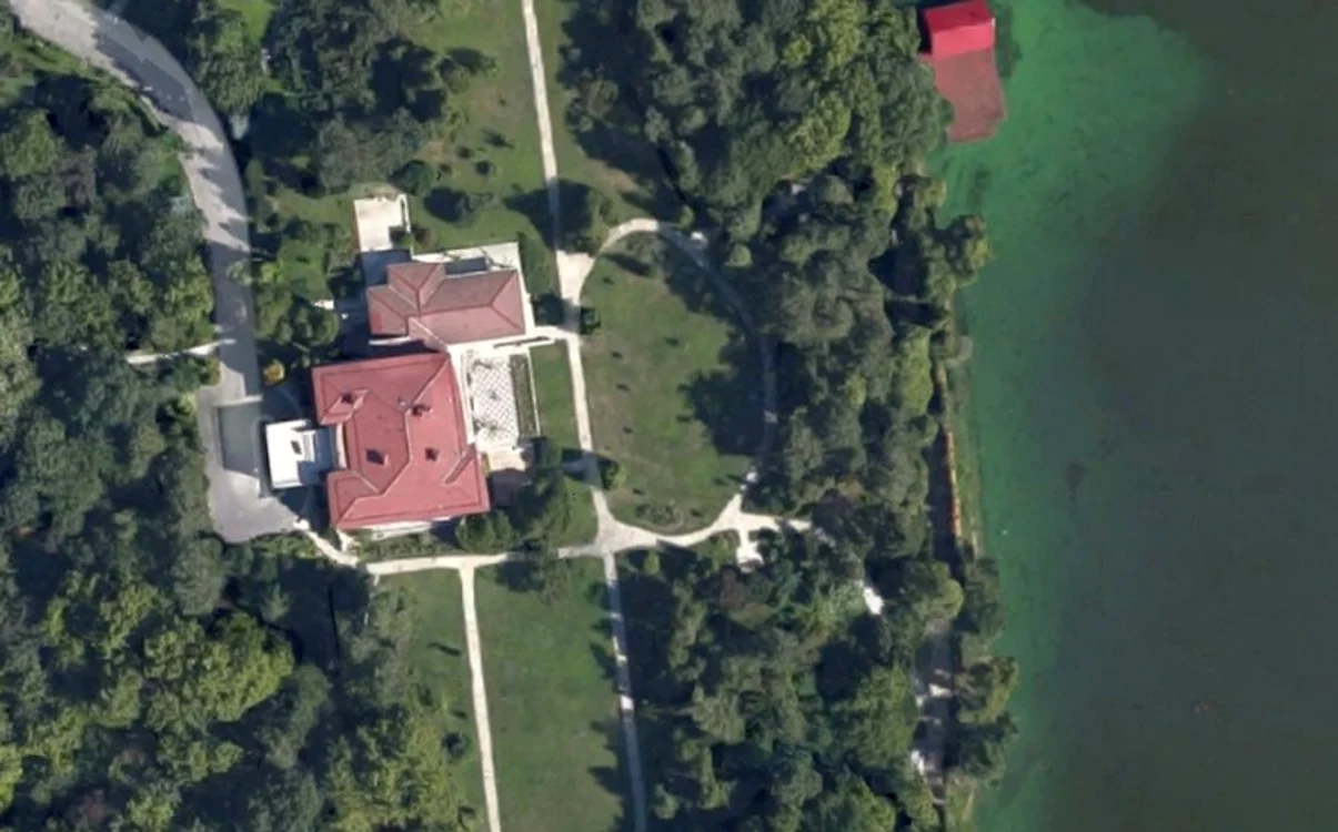 Vila Lac 3 se află pe malul Lacului Snagov