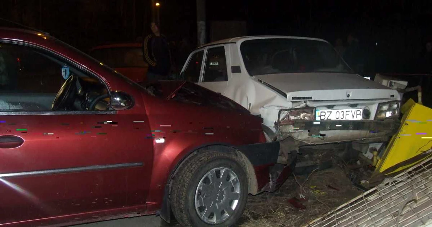 Şoferul a distrus două maşini şi a rupt o ţeavă de gaze