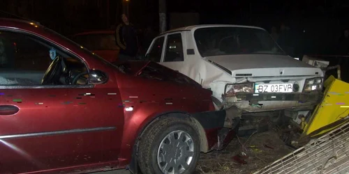 Şoferul a distrus două maşini şi a rupt o ţeavă de gaze
