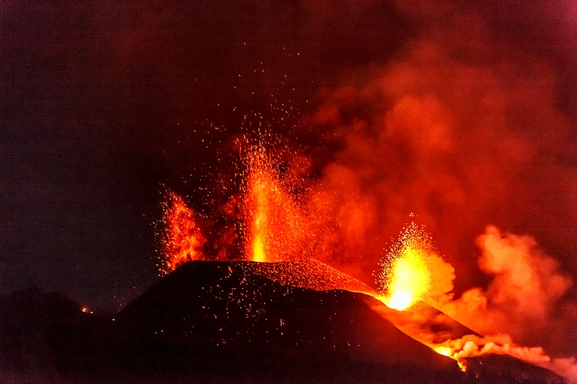 
    Vulcanul din La Palma amenință în continuare locuitorii din împrejurimiFoto: Profimedia  