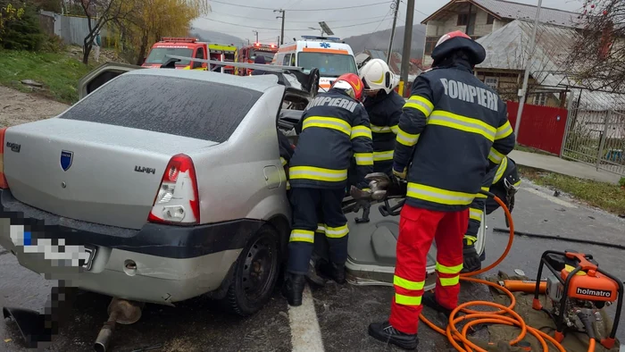 Autoturismul în care au murit doi oameni FOTO: ISU Bacău