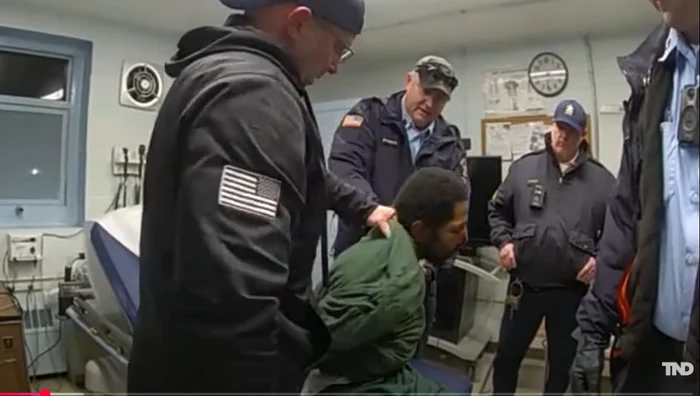 Imaginile au fost surprinse de camera purtată de ofițeri. FOTO captură YouTube
