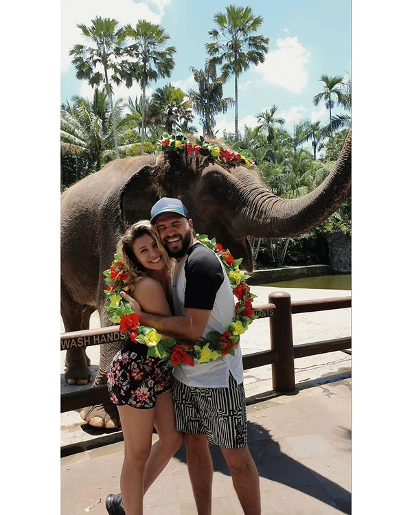 Lora și iubitul ei sunt blocați în Bali din cauza Covid-19
