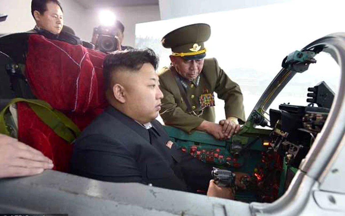 Kim Jong-un, la bordul unuia dintre avioanele de luptă ale Armatei Poporului. FOTO AFP/Getty Imeas