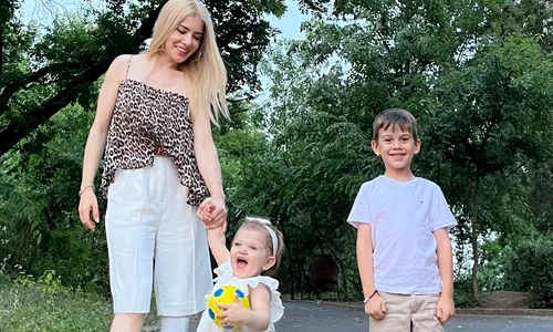 Stela Bizdu se simte implinita alaturi de fetita ei de un an si de baiat (6 ani) jpg