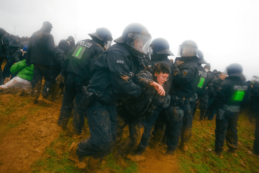Germania: Ciocniri între polițiști și protestatari față de exploatarea cărbunelui într-un sat abandonat VIDEO 