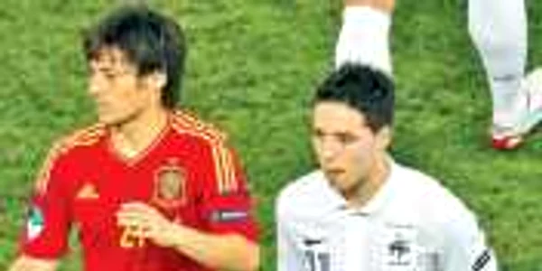 Nasri (în alb) a jucat doar 25 de minute contra Spaniei