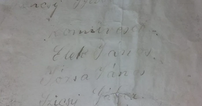 Textul este scris în limba maghiară, care era limba oficială în Transilvania anexată, în 1868, părţii maghiare a Imperiului Austro-Ungar