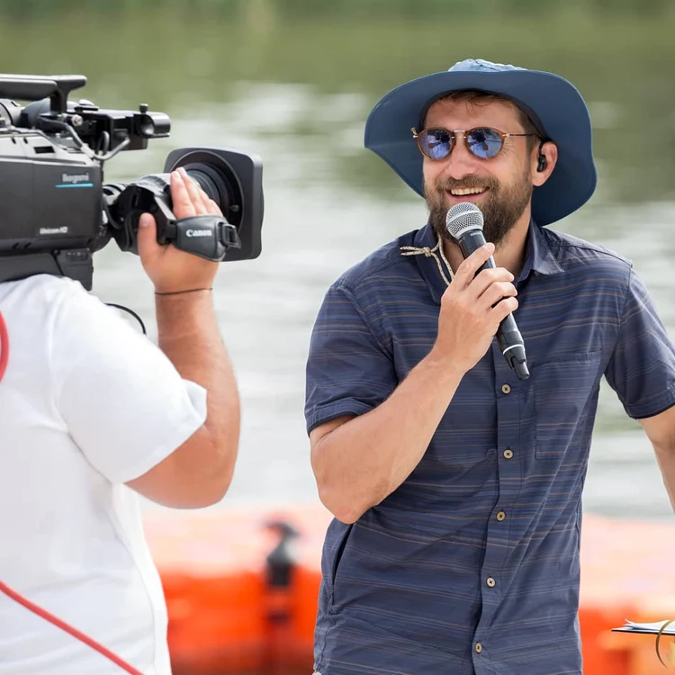 Dani Oţil prezintă alături de Răzvan Simion matinalul de la Antena 1
