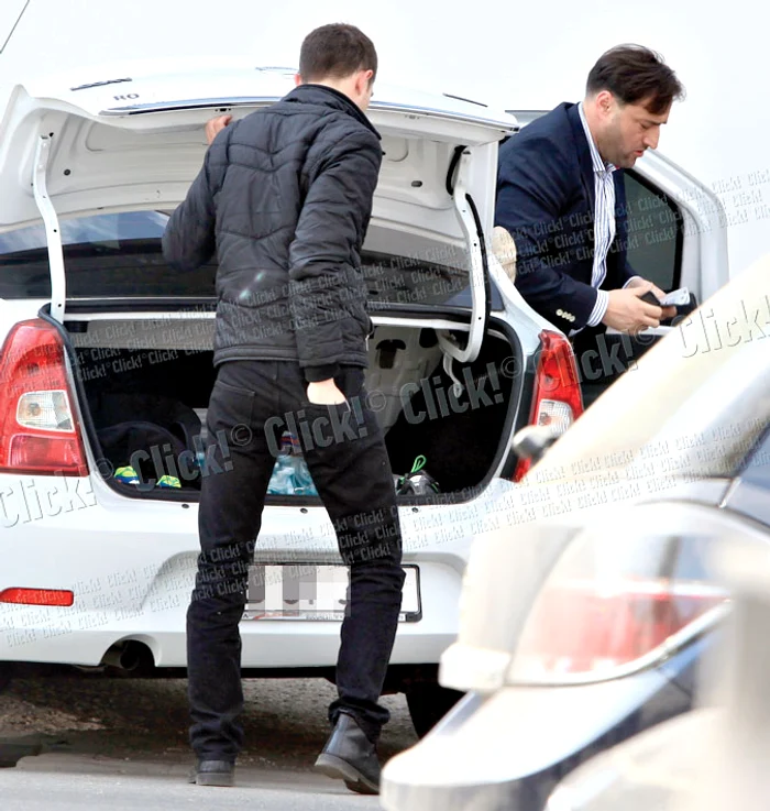 Nelu Iordache coboară din Logan (Fotografii: Brigada Diverse)