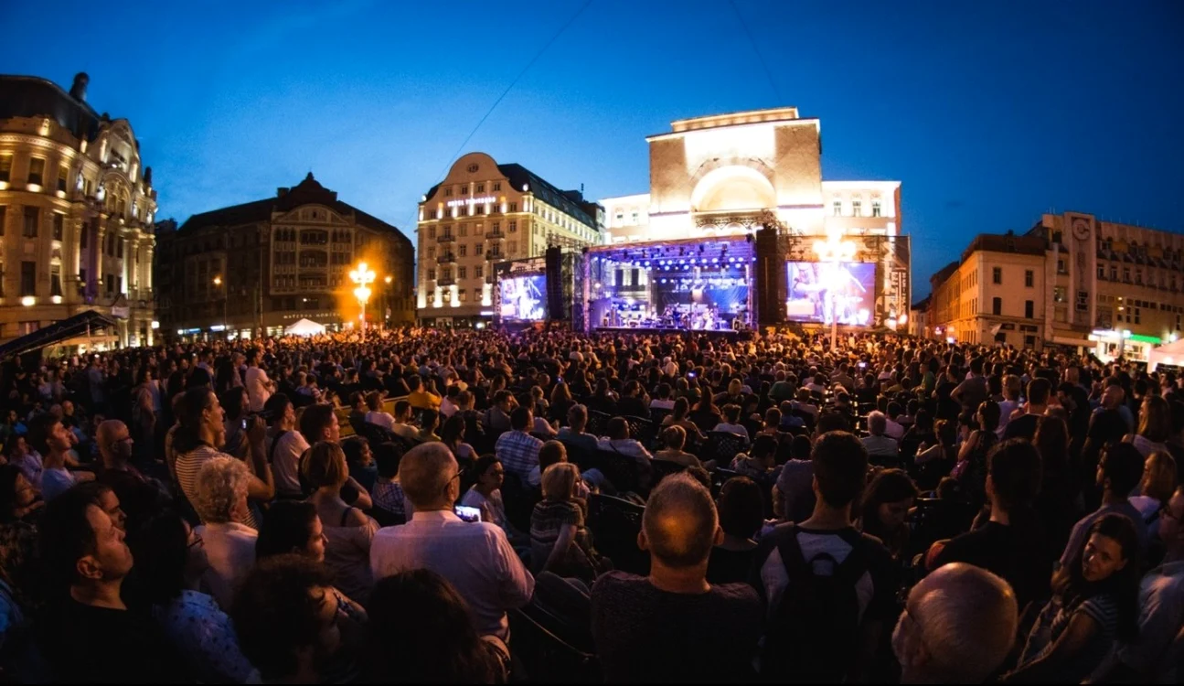 Festivalul adună mii de oameni în Piaţa Victoriei FOTO Facebook/JazzX