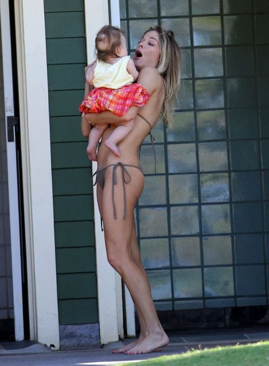 
    Tatuajele lui LeAnn Rimes. (Foto: Splash)  