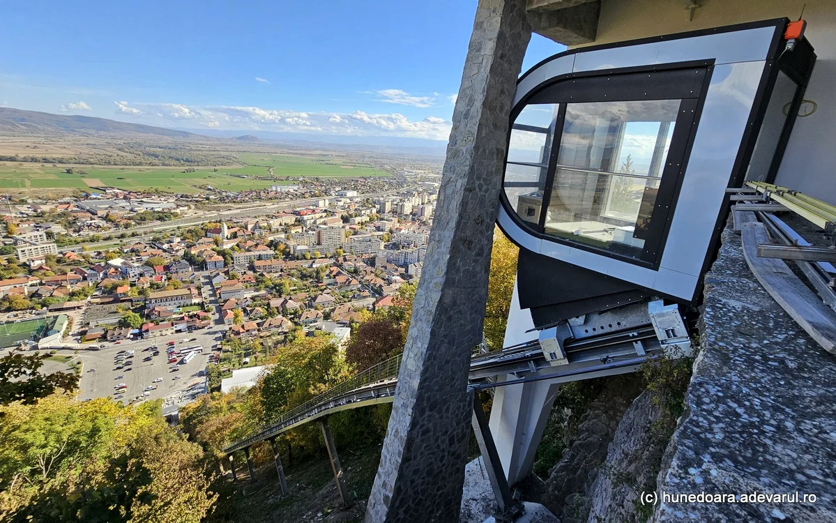 Noua telecabină a cetății Devei. Foto: Daniel Guță. ADEVĂRUL