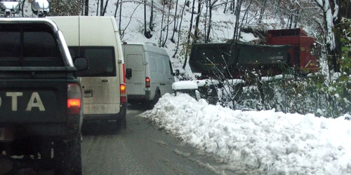 Un camion neechipat pentru traficul în condiţii de iarnă a blocat, ieri, timp de trei ore circulaţia pe relaţia Firiza-Izvoare