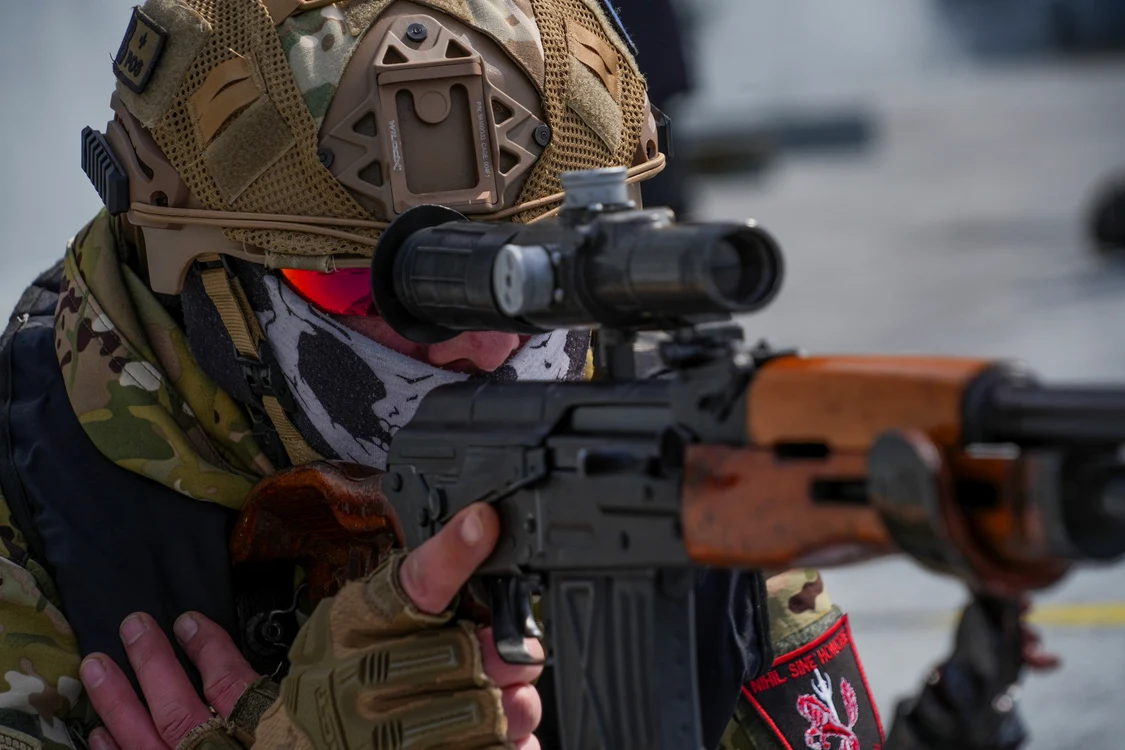 Echipamentele de ochire și observare să fie adaptate tehnic noului tip de armament. FOTO FB MApN