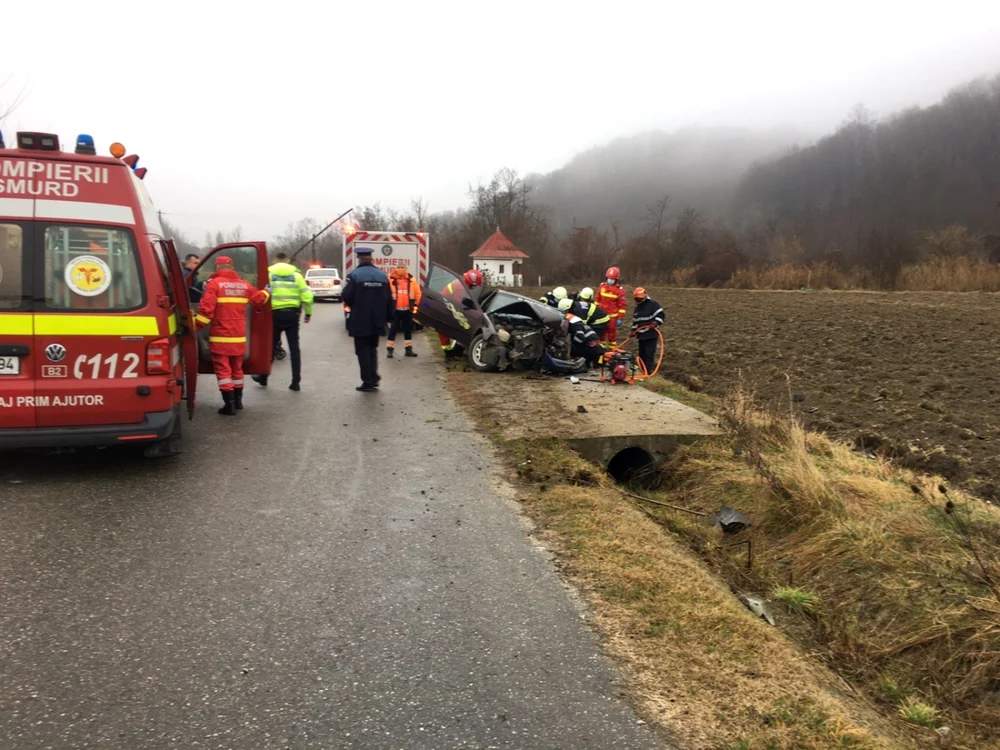 Accident cu două victime încarcerate în Ocnele Mari - Vâlcea Foto Adevărul