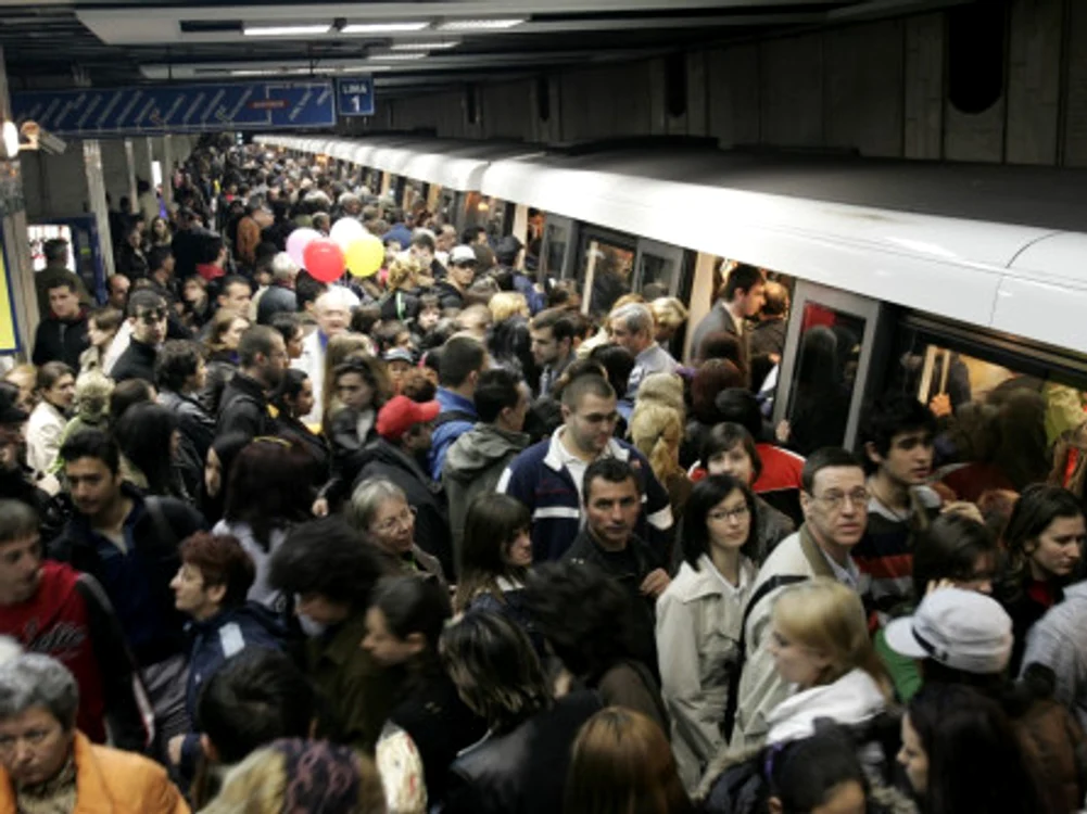 
    Coronavirusul nu închide metroul, pentru că sunt mulți bucureșteni care încă mai circulă cu el  