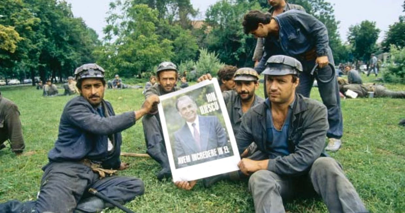 Mineri sosiţi în capitală, în septembrie 1991, pentru a-şi declara simpatia pentru preşedintele României 