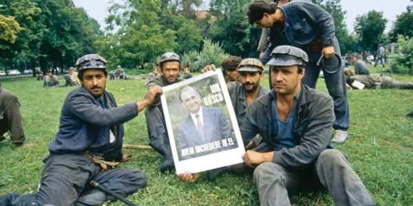 Mineri sosiţi în capitală, în septembrie 1991, pentru a-şi declara simpatia pentru preşedintele României 