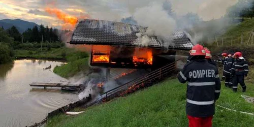 incendiere cabană. FOTO Dănuţ Zuzeac