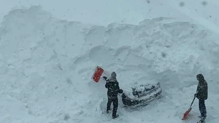 
    Este ”cod roșu” de ninsori viscolite în Austria. Stratul de zăpadă este între 1 și 3 metriFOTO: news.at  