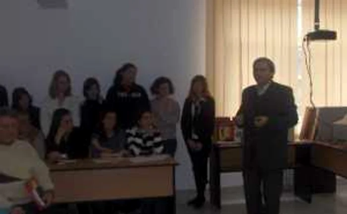 Profesorul Dima Zainea, alături de elevii săi