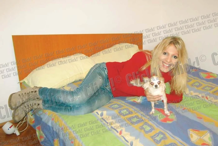 
    Garsoniera e spaţioasă şi are şi bucătărie  complet utilată şi o  zonă dedicată recreerii (FOTO: CLICK!)  