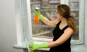 femeie sterge geamuri curatenie casa shutterstock 28051135 jpeg