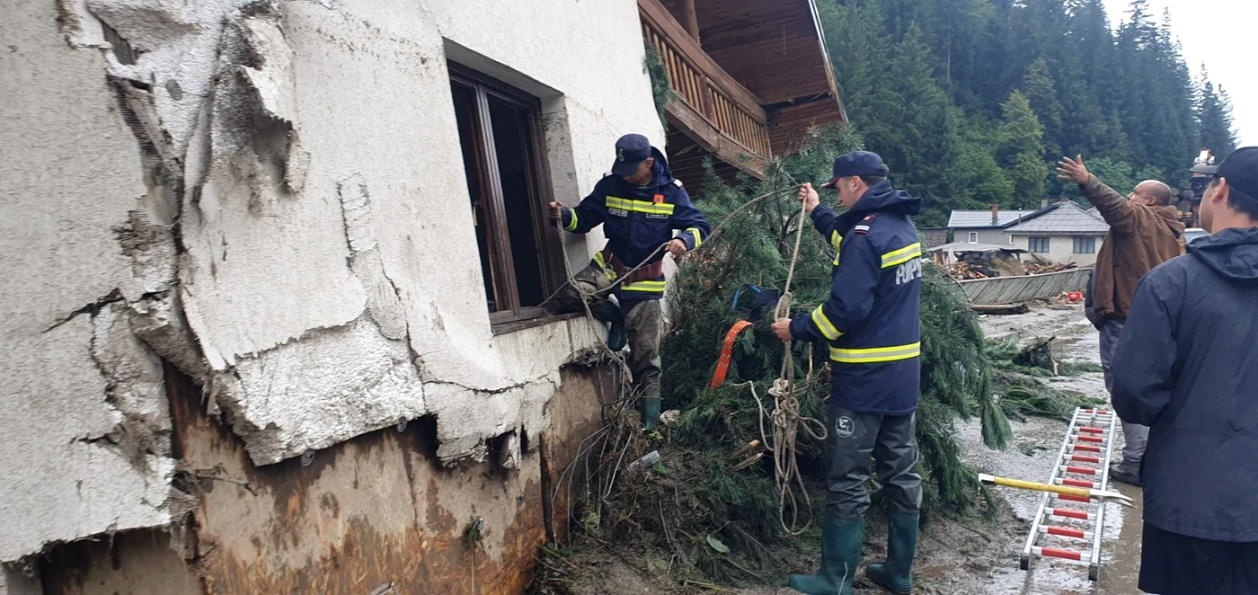 Salvatorii iSU intervin pentru salvarea bunurilor oamenilor  FOTO: ISU Suceava