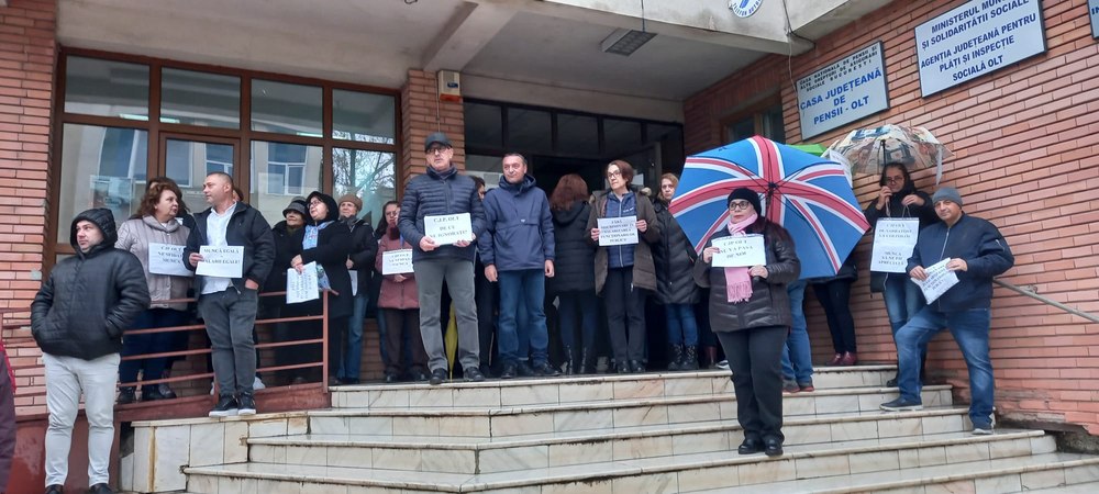 Ghișeele Casei de Pensii s-au redeschis. Și angajații AJOFM au întrerupt greva generală.  Ce li s-a promis protestatarilor