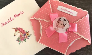 Adelina a ales un model amuzant pentru invitaţia de la botez jpeg