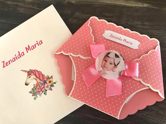 Adelina a ales un model amuzant pentru invitaţia de la botez