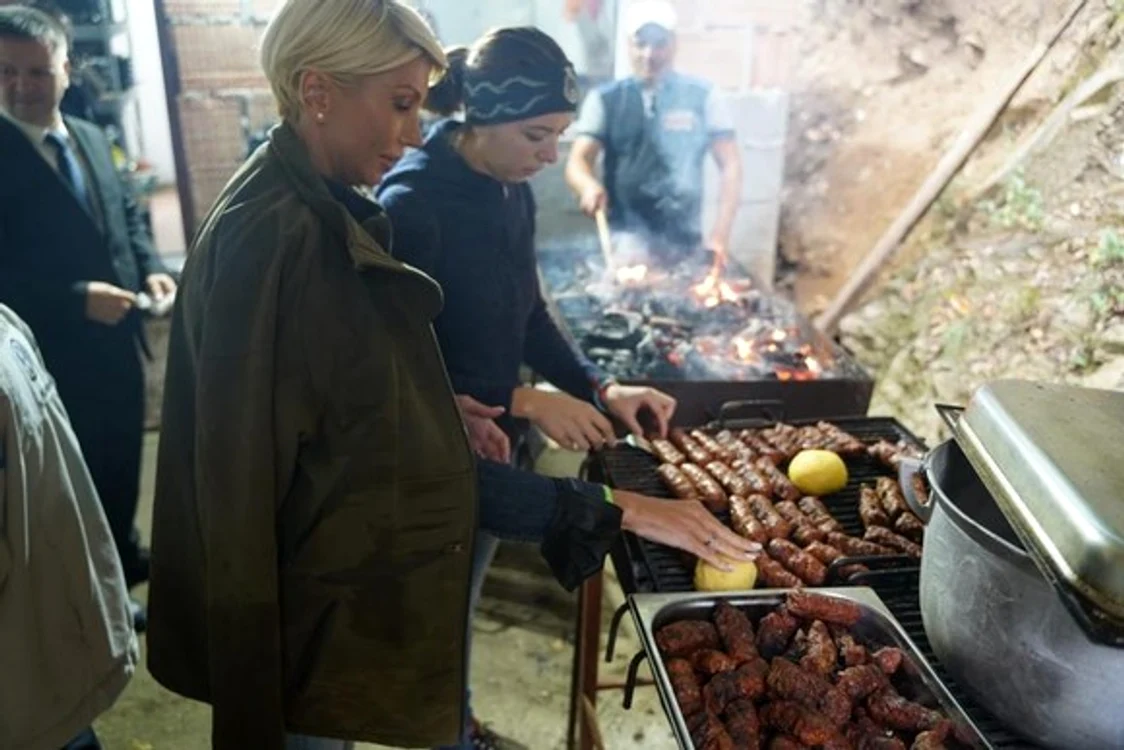 Ministrul Muncii, Raluca Turcan, a gustat din brânza adusă de producătorii locali