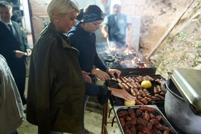 Ministrul Muncii, Raluca Turcan, a gustat din brânza adusă de producătorii locali