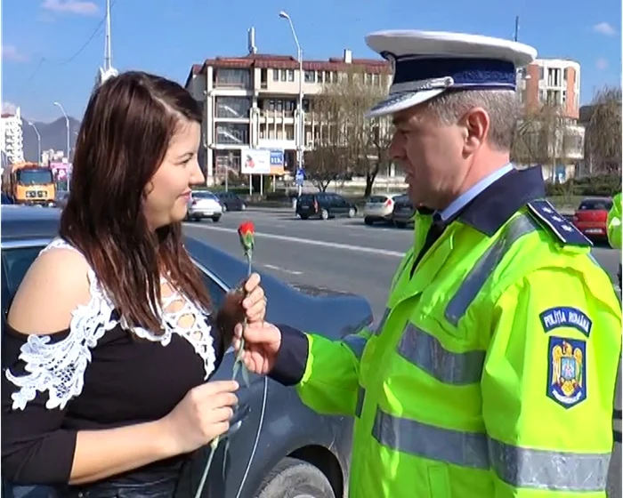 Şoferiţele au primit flori şi recomandări de la poliţişti