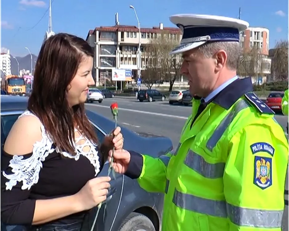 Şoferiţele au primit flori şi recomandări de la poliţişti
