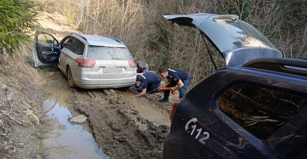 Rătăciți în munți timp de 10 ore. Trei cercetători salvați de jandarmii din Buzău