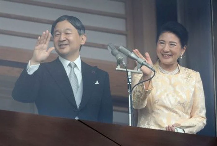 
    Împăratul Naruhito și împărăteasa Masako ar fi trebuit să salute publicul de la balconfoto: captura nippon.com  