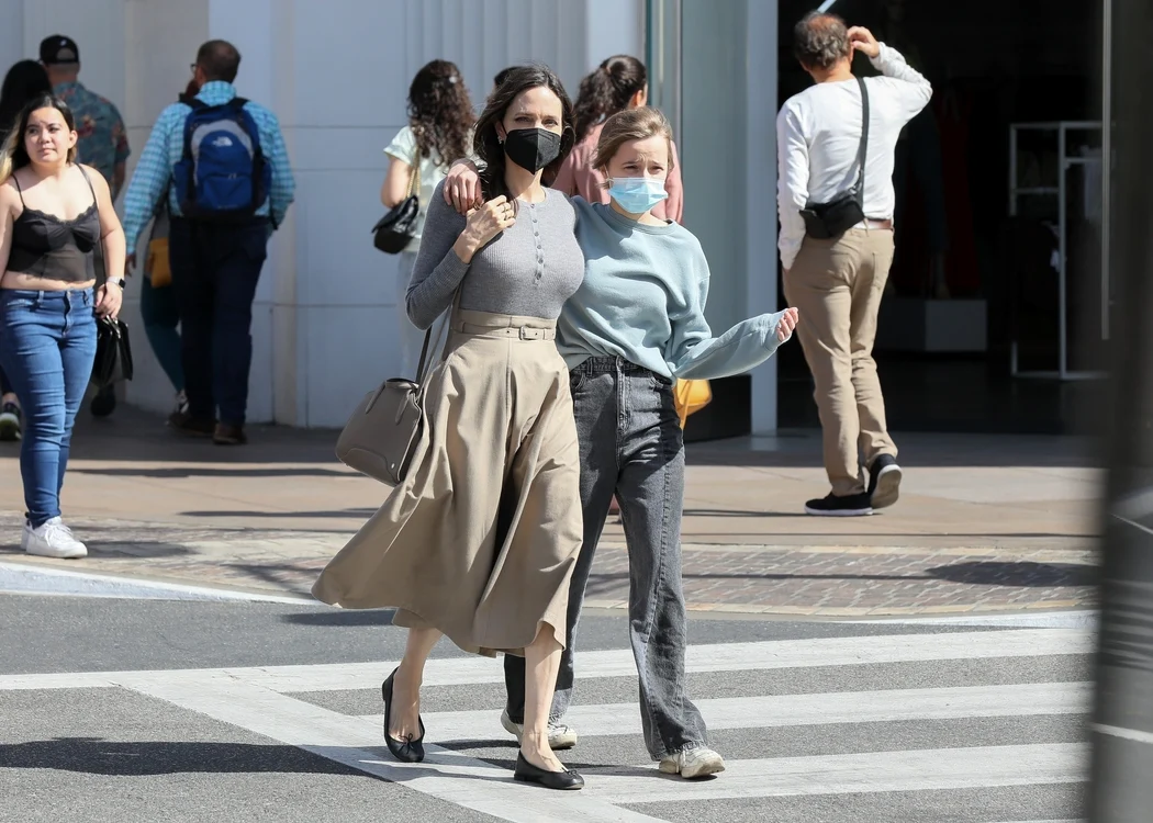 Angelina Jolie și fiica ei cea mică, Vivienne, la cumpărături prin Los Angeles