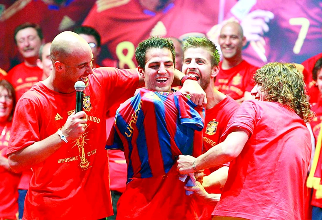 
    Catalanii Puyol şi Pique i-au anticipat lui  Fabregas „aterizarea” pe Camp Nou  