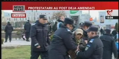 Oamenii care manifestau pașnic au fost luați pe sus de jandarmi