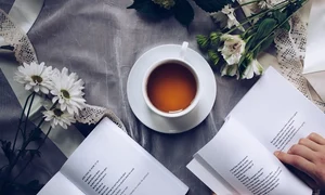 ceai carte flori unsplash jpeg